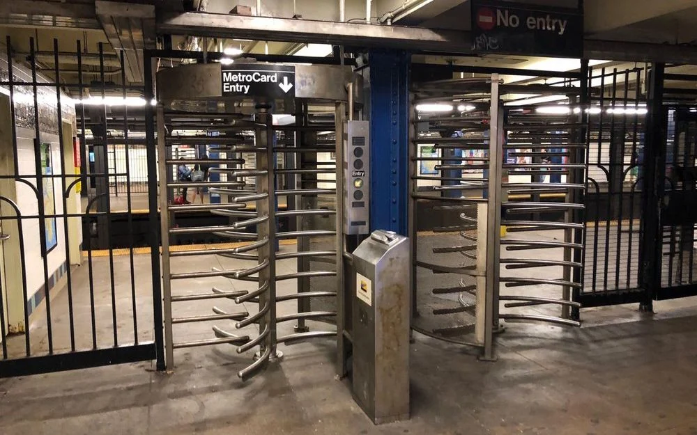 A New Your fare gate which spans from the floor to the ceiling to prevent fare evasion